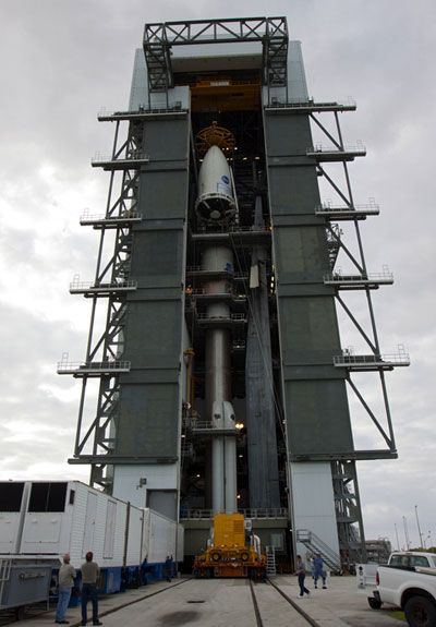 The Curiosity rover's payload fairing is hoisted into the Vertical Integration Facility at SLC-41, prior to being attached to its Atlas V launch vehicle.