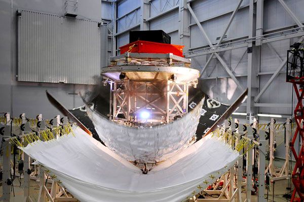 Three massive panels successfully separate from a test structure during the demonstration of a system that will protect Orion's Service Module on EFT-1 next year. Three massive panels successfully separate from a test structure during the demonstration of a system that will protect Orion's Service Module on EFT-1 next year.