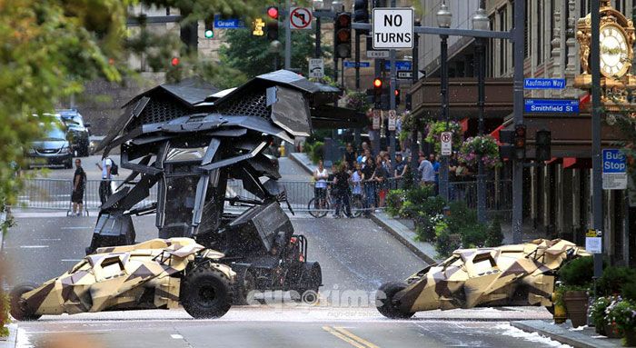 The Batwing chases after two Tumblers during filming of THE DARK KNIGHT RISES.