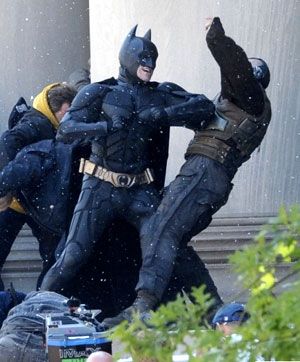 Batman (Christian Bale) confronts Bane (Tom Hardy) on the set of THE DARK KNIGHT RISES.