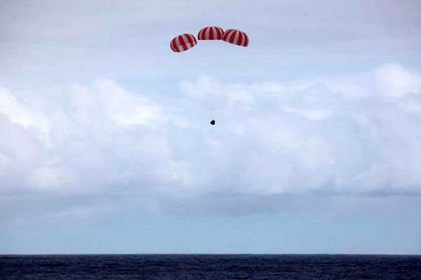 SpaceX's Dragon capsule is about to touch down in the Pacific Ocean after completing the CRS-4 mission at the International Space Station, on October 25, 2014. SpaceX's Dragon capsule is about to touch down in the Pacific Ocean after completing the CRS-4 mission at the International Space Station, on October 25, 2014.