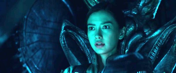 Rain (Angelababy) confronts the new alien attackers in INDEPENDENCE DAY: RESURGENCE. Rain (Angelababy) confronts the new alien attackers in INDEPENDENCE DAY: RESURGENCE.
