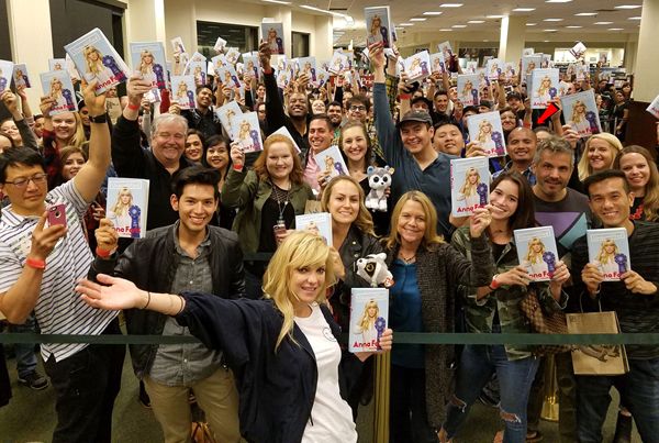 Anna Faris takes a group photo with everyone who attended her signing at The Grove's Barnes & Noble bookstore in Los Angeles...on November 6, 2017. That red arrow was added by me.