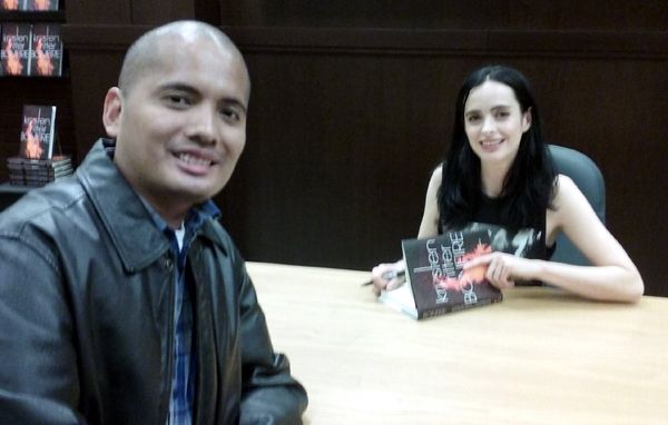 Posing with Krysten Ritter at The Grove's Barnes & Noble bookstore in Los Angeles...on November 17, 2017.