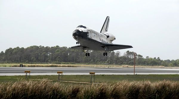 After completing mission STS-119, space shuttle DISCOVERY lands at Kennedy Space Center in Florida on March 28, 2009.