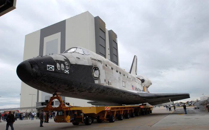 Space shuttle Discovery is transported from its hangar to the Vehicle Assembly Building at Kennedy Space Center, Florida, on January 7, 2009.  Preparations continue for its February 12 launch to the International Space Station, on flight STS-119.