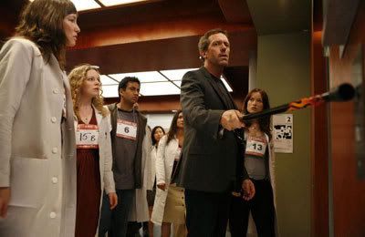 Dr. House leads Thirteen and all the other applicants to their first medical case in HOUSE.