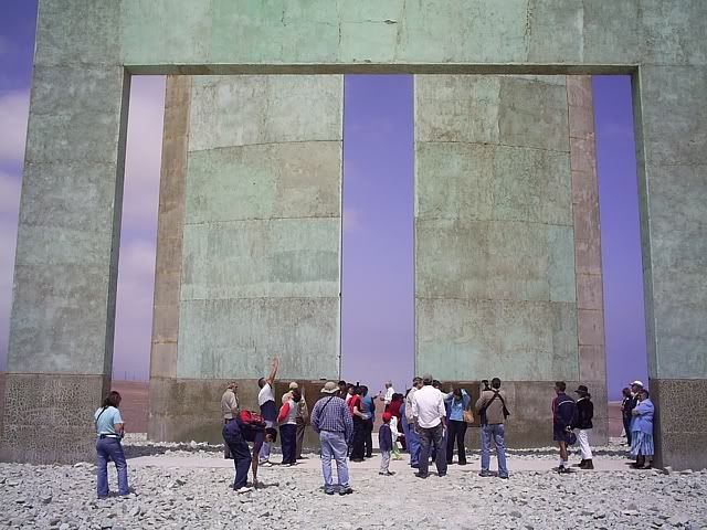 Gente reunida en el Hito al Trópico de Capricornio