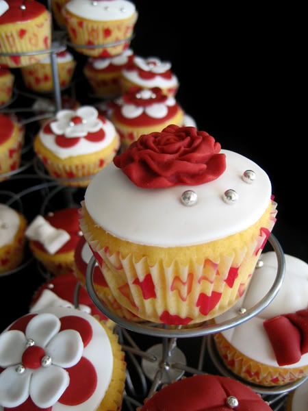http://img.photobucket.com/albums/v488/Naera/bruidscupcakes1.jpg