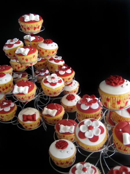 http://img.photobucket.com/albums/v488/Naera/bruidscupcakes2.jpg