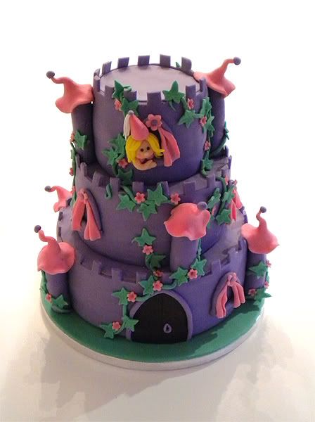 http://img.photobucket.com/albums/v488/Naera/castlecake.jpg