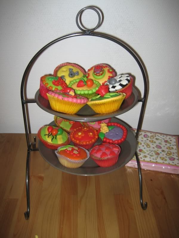 http://img.photobucket.com/albums/v488/Naera/cupcakes-1.jpg