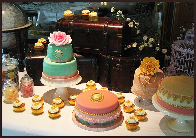 http://img.photobucket.com/albums/v488/Naera/vintagecaketable.jpg