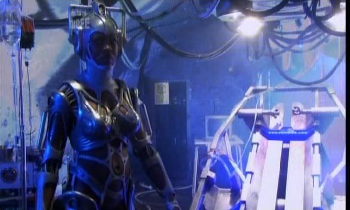 http://img.photobucket.com/albums/v492/MacGuffin3/1x04Cyberwoman-00586.jpg