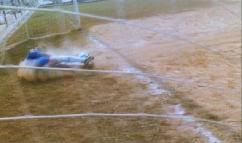 ... e atropelando o goleiro!!!