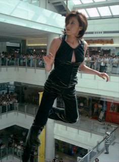 Norika pendurada em cabos