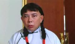 Cabeça-de-Ferro vestido de senhora