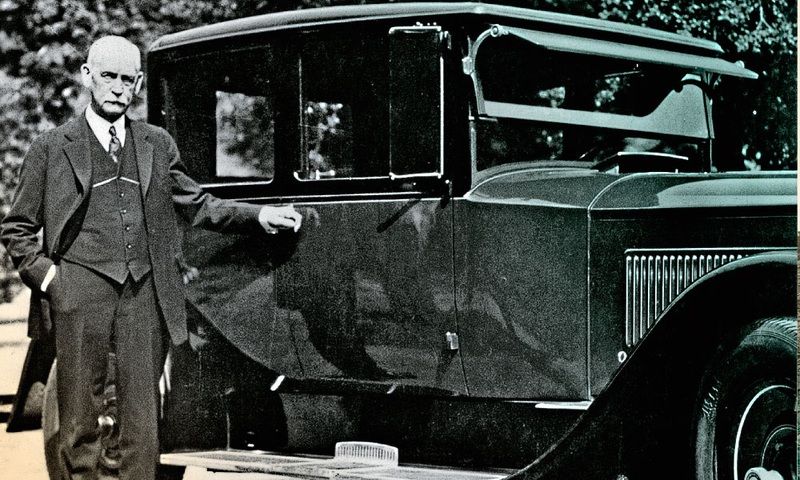 WIH_Wyatt-Earp-stands-next-to-a-1926-Packard-Model-326-_Opera-Coupe_believed-to-have-been-owned-by-silent-film-actor-William_zpsxopgyhno.jpg