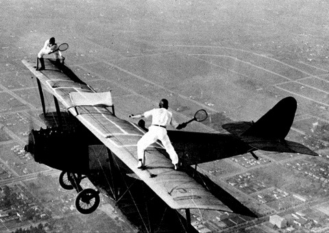 飞机上打网球