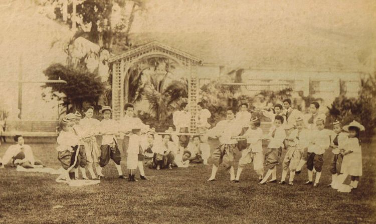 1897-Siam-Princes-and-Princessestugofwar.jpg
