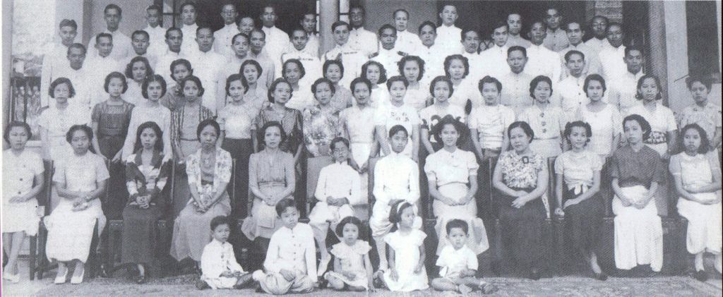1948_Thairoyalsandextendedfamily-court-1948rarepic.jpg