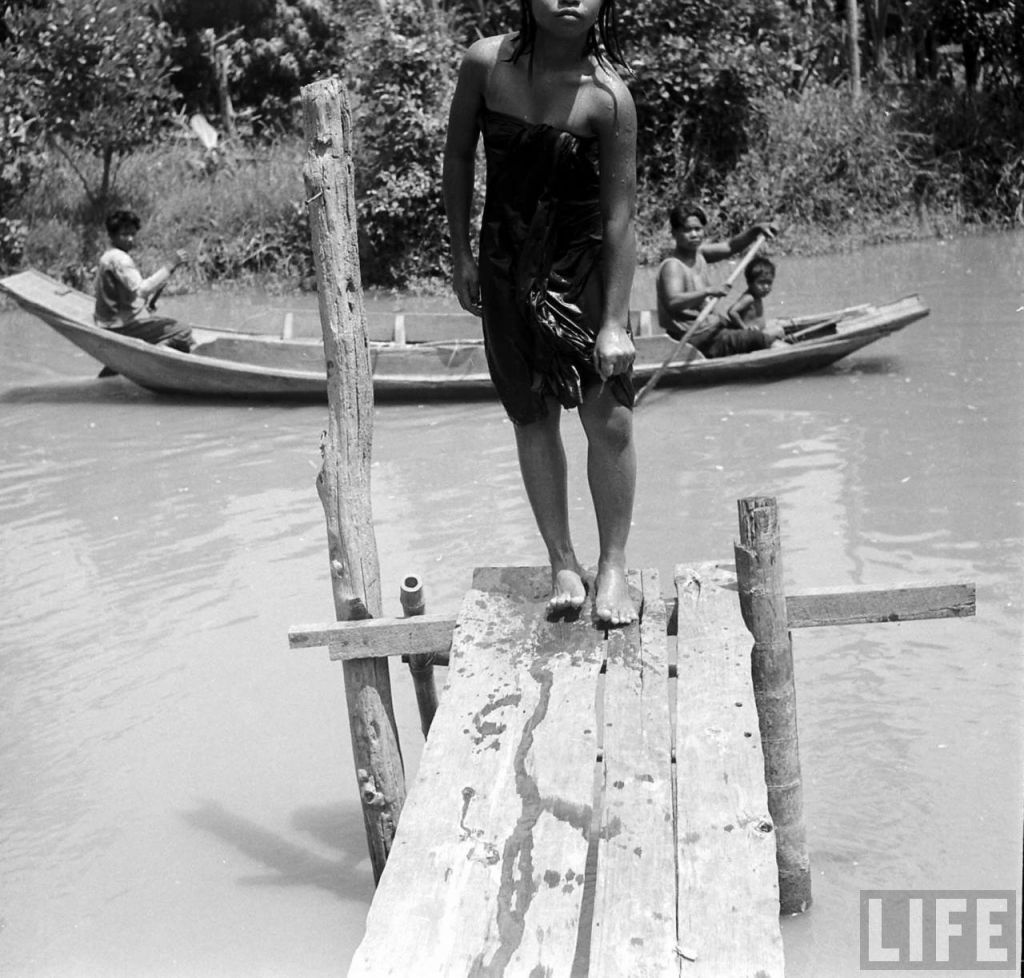 1950-bathinginSamutPrakan.jpg