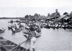 bw_floating_market_near_bangkok.jpg