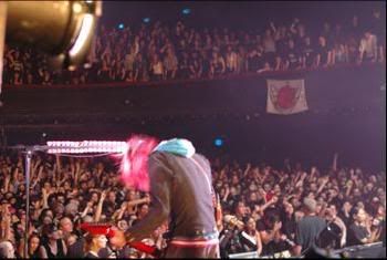 <img:http://img.photobucket.com/albums/v500/ParadiseHunter/Bands/Dir%20en%20Grey/TOUR05%20It%20withers%20and%20withers/2005-07-24%20OLYMPIA%20-Paris-/10.jpg>