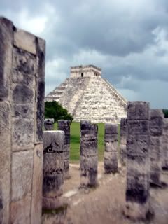 Chichén Itzá, columnas con pirámide de Kukulkán al fondo, by Jaz.
