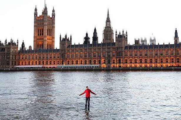  photo magician-dynamo-walks-on-water-across-the-river-thames-pic-pa-741935658_zpsb94deed2.jpg