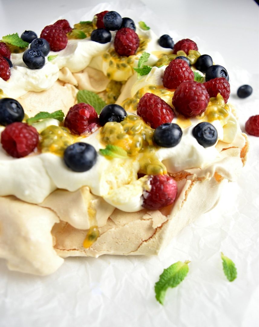 photo Berry-and-Passion-Fruit-Pavlova_zpsxghgxreu.jpg