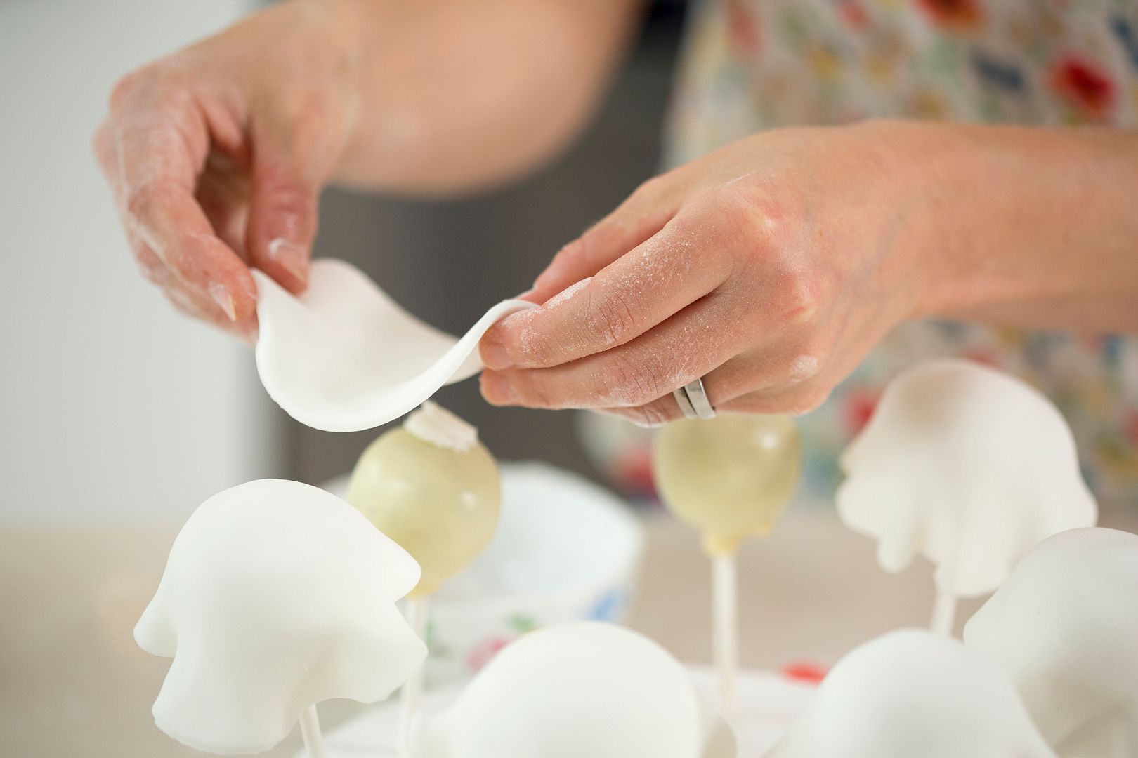 photo CAKEPOPS-layingicingonpops-1_zps5d08a425.jpg