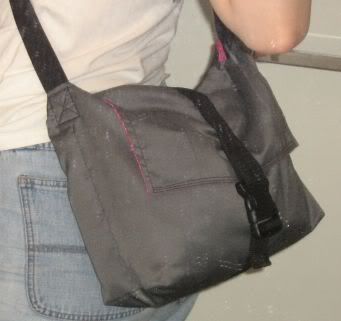 Topic: TUTORIAL: messenger bag with zippered divider (many pics) (Read ...