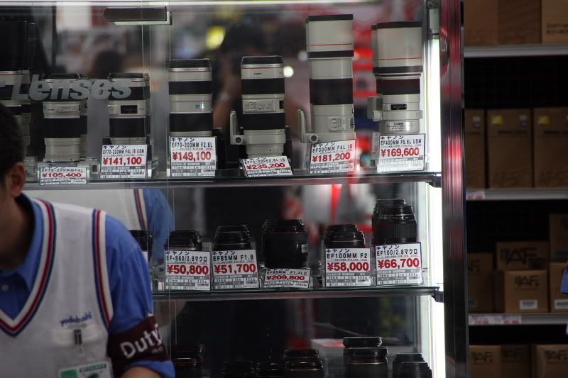 IMAGE: http://img.photobucket.com/albums/v514/athedjo1/Lens%20Test/tamron18250_2_full.jpg