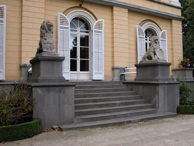 ChateaudeBethuneSteps03.jpg