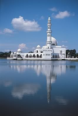 Floating Mosque, Kuala Terengganu. Source:www.malaysiatrulyasia.co.uk