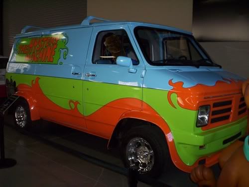 http://img.photobucket.com/albums/v602/saragoescrazy2/wbstudios/mysterymachine25.jpg