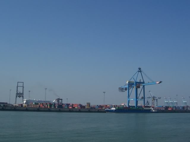 http://img.photobucket.com/albums/v602/snbafan/Boats/zeebrugge_docks.jpg