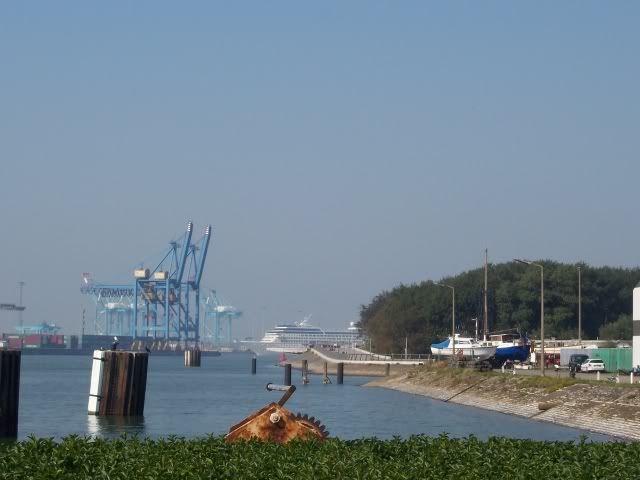 http://img.photobucket.com/albums/v602/snbafan/Boats/zeebrugge_docks_02.jpg