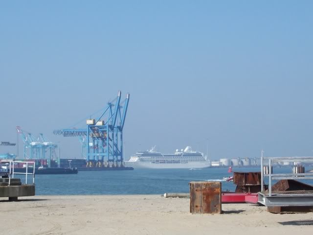 http://img.photobucket.com/albums/v602/snbafan/Boats/zeebrugge_ship.jpg