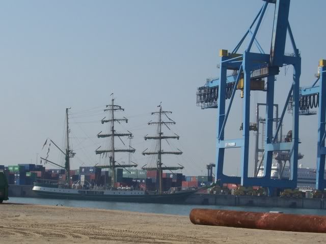 http://img.photobucket.com/albums/v602/snbafan/Boats/zeebrugge_tall_ship.jpg