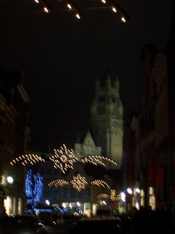 http://img.photobucket.com/albums/v602/snbafan/Christmas%20in%20Brugge%202006/lightsnchurch01.jpg
