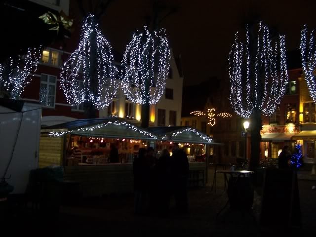 http://img.photobucket.com/albums/v602/snbafan/Christmas%20in%20Brugge%202006/nightstalls_brugge.jpg