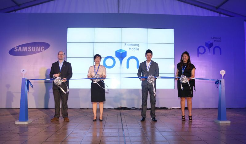  Samsung-and-SingTel-VIPs-at-the-Ribbon-Cutting-Ceremony_zps30ecdd2c.jpg