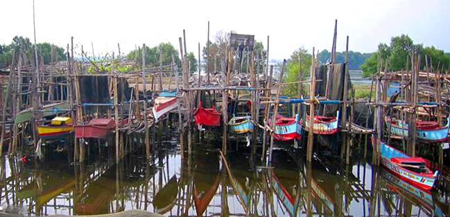 IMAGE: http://img.photobucket.com/albums/v607/Racaryu/Image%20Edits%20-%20NOT%20MY%20PHOTOS/boats.jpg