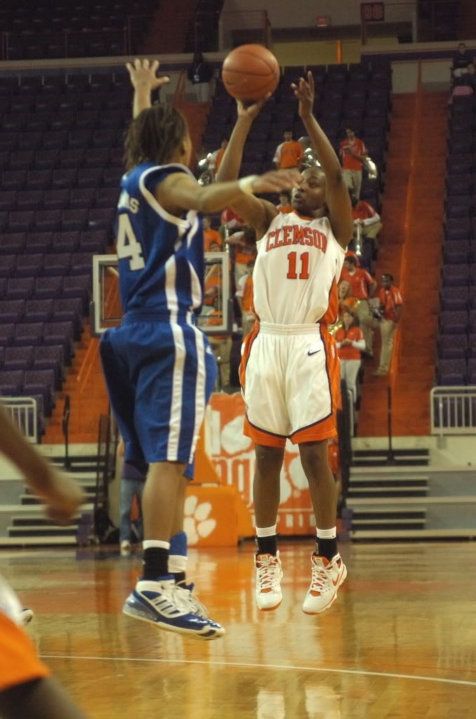 IMAGE: http://img.photobucket.com/albums/v607/badd666/Tiger_WBB_2/TGR_1464_.jpg