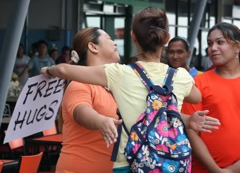 Free hugs all around at Mall Of Asia