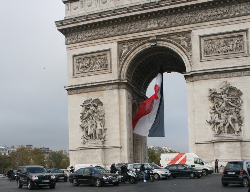 Arc de Triomphe, the largest roudnabout in the world!