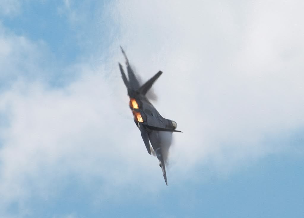 http://img.photobucket.com/albums/v609/CMVH/RIAT%202010/F-22_4.jpg