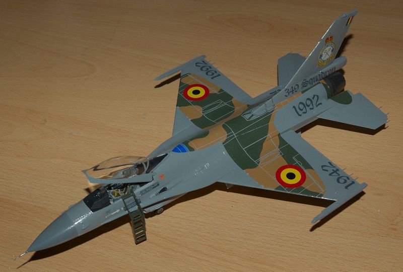 http://img.photobucket.com/albums/v609/CMVH/Spitfire%20models/F-16A_1.jpg